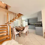 Διαμέρισμα Sa Apartments! Beachfront With Sea View & Pool